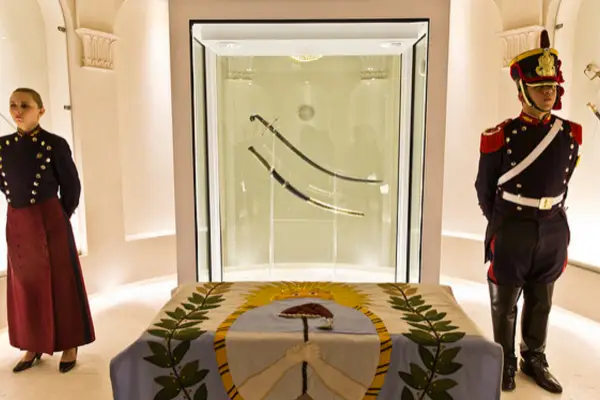 La historia del sable corvo de San Martín: batallas, donación y regreso a los Granaderos