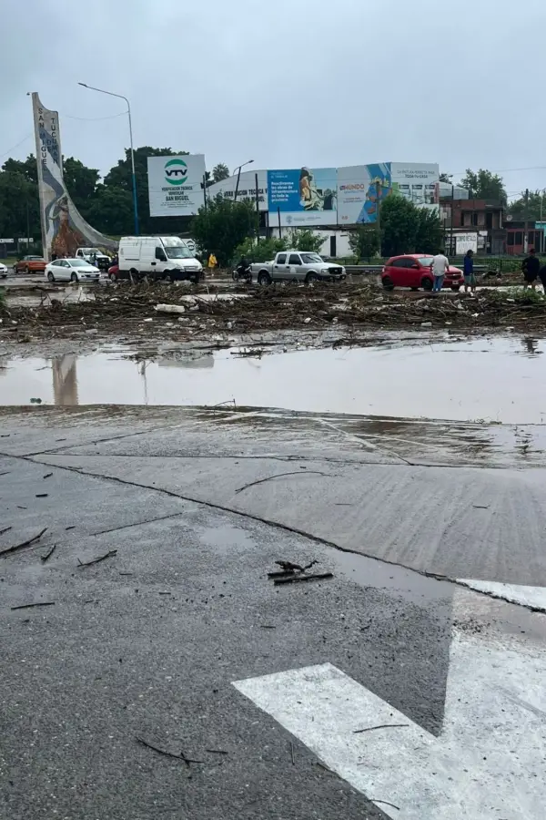 HUELLAS DEL TEMPORAL. El agua arrastró todo a su paso y dejó montículos de barro y escombros en las calles.
