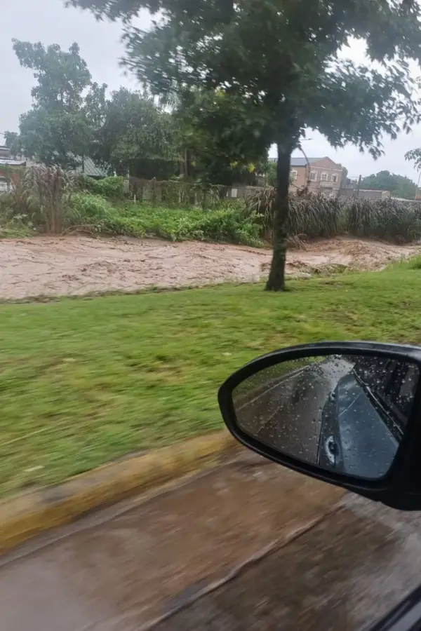 RIESGO. El tránsito se vio afectado por las lluvias.