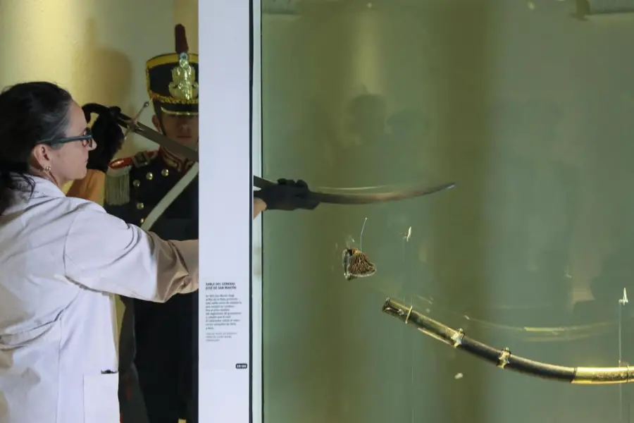 Custodiado por los Granaderos, el sable corvo de San Martín ya viaja hacia Santa Fe