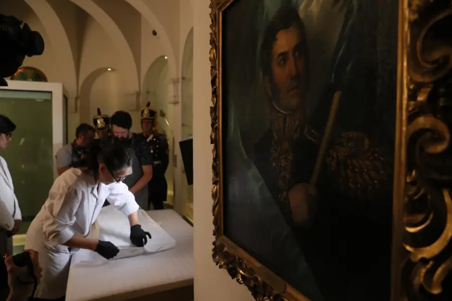 Custodiado por los Granaderos, el sable corvo de San Martín ya viaja hacia Santa Fe