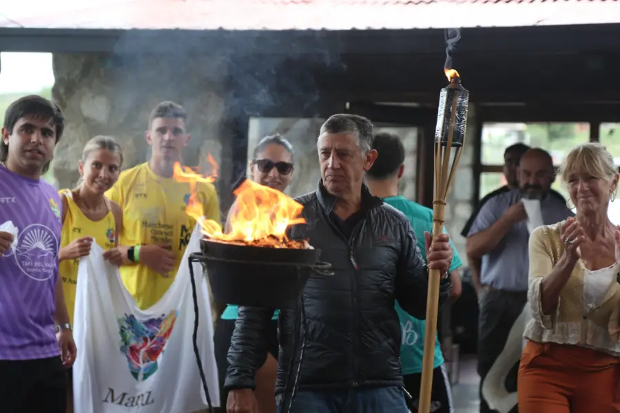 FUEGO SAGRADO. Eduardo Mirande, en memoria de su madre, encendió la llama olímpica en el momento más emotivo de la tarde.