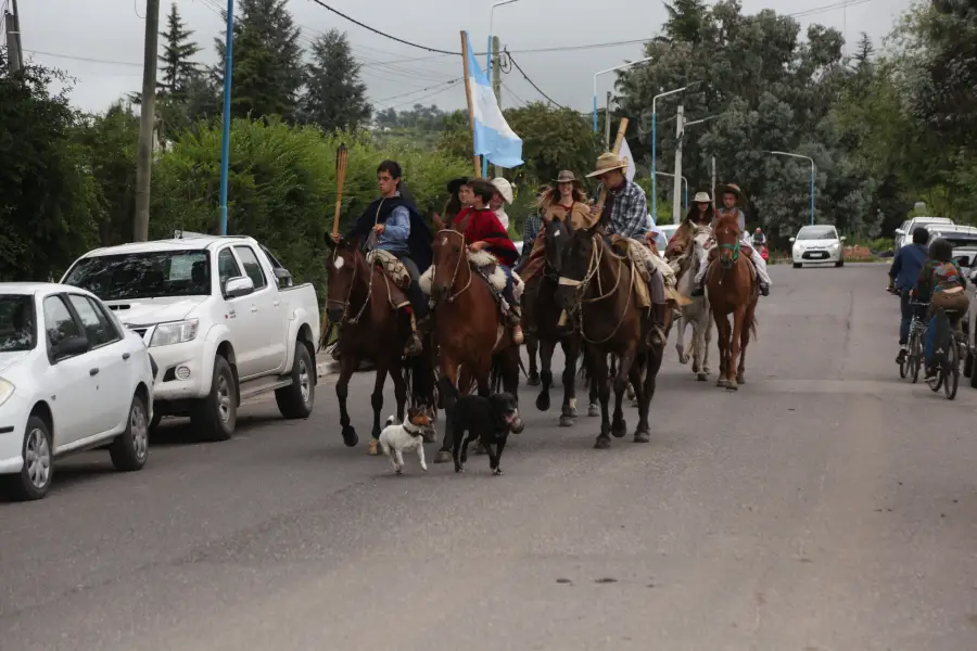 TRADICIÓN. El esperado desfile de caballos recorre la calle Túpac Amaru rumbo al club.