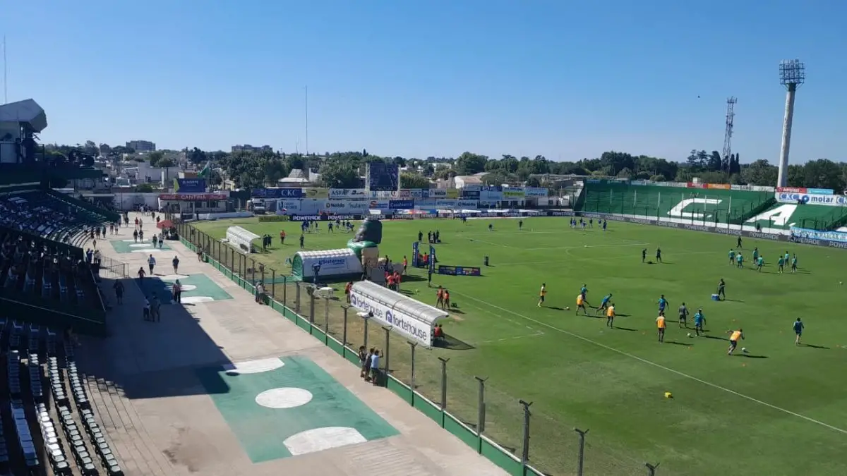 Así luce el campo de juego a 30' del inicio
