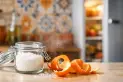 Por qué licuar cáscara de mandarina con bicarbonato es un eficaz truco de limpieza casero