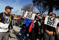 Protesta en el Super Bowl LX: activistas repartieron toallas con el lema “ICE fuera” en la puerta del estadio