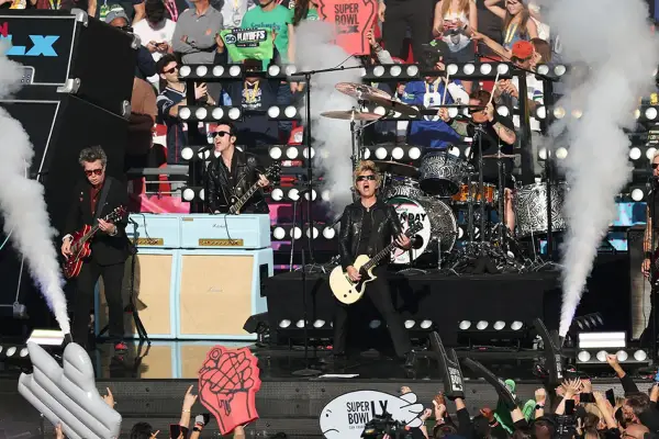 Video: Green Day encendió el Super Bowl LX con un show explosivo y lleno de clásicos
