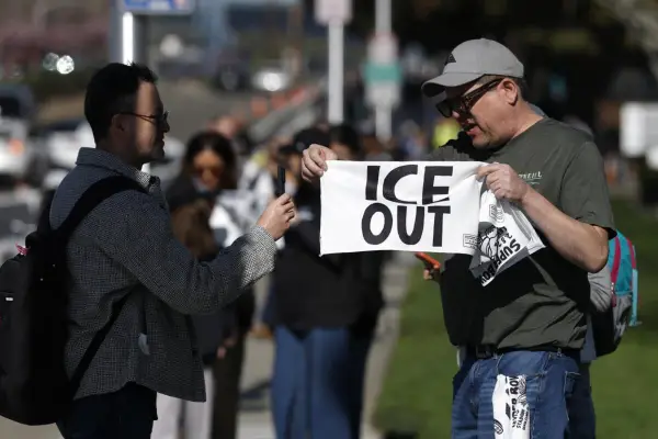 Protesta en el Super Bowl LX: activistas repartieron toallas con el lema “ICE fuera” en la puerta del estadio