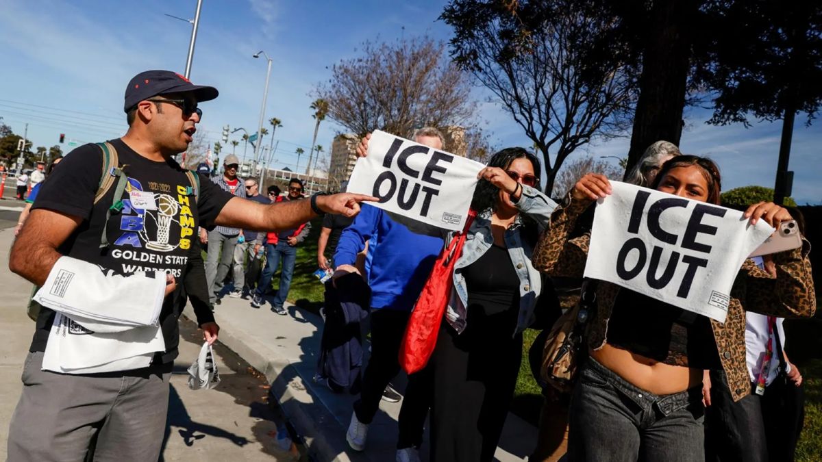 “ICE fuera”: la protesta con toallas distribuidas antes del Super Bowl LX