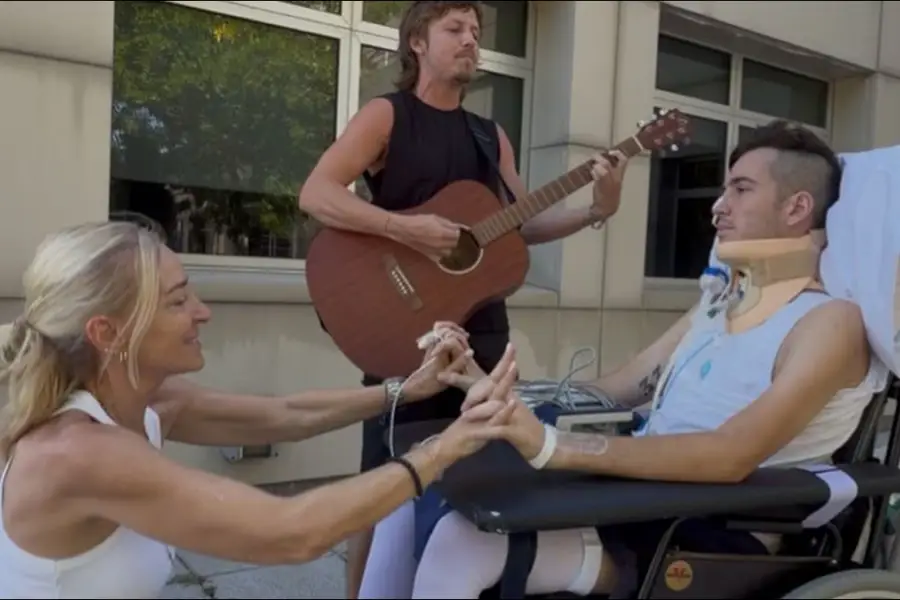 RECUPERACIÓN. Entre visitas, música y mensajes de apoyo, continúa la etapa más exigente tras la operación.