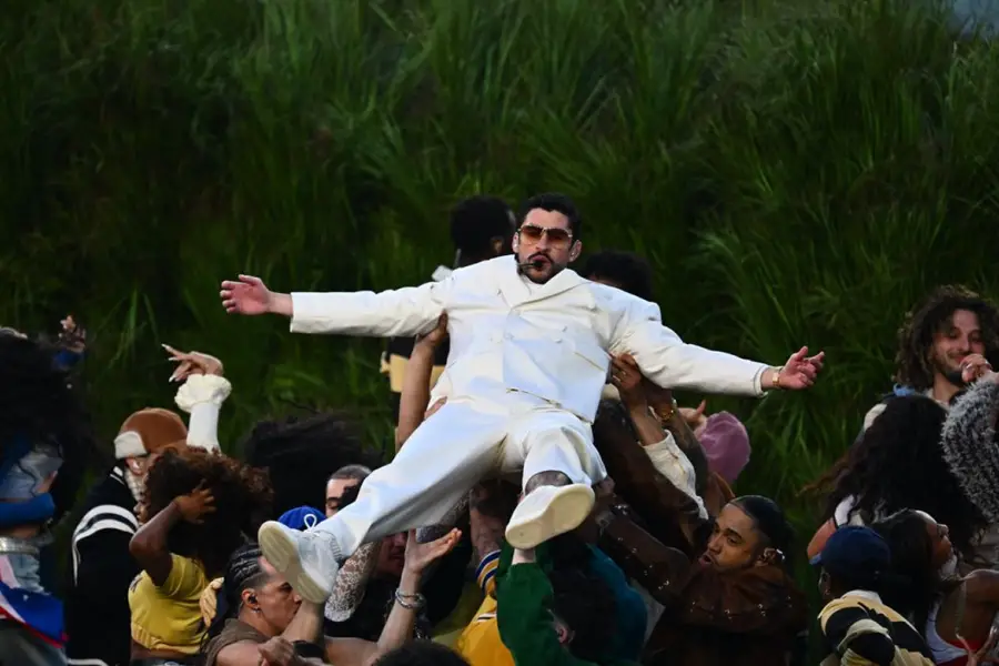 SU ELECCIÓN. Bad Bunny realizó casi todo su show en español, en una decisión que reforzó su identidad cultural. / NFL