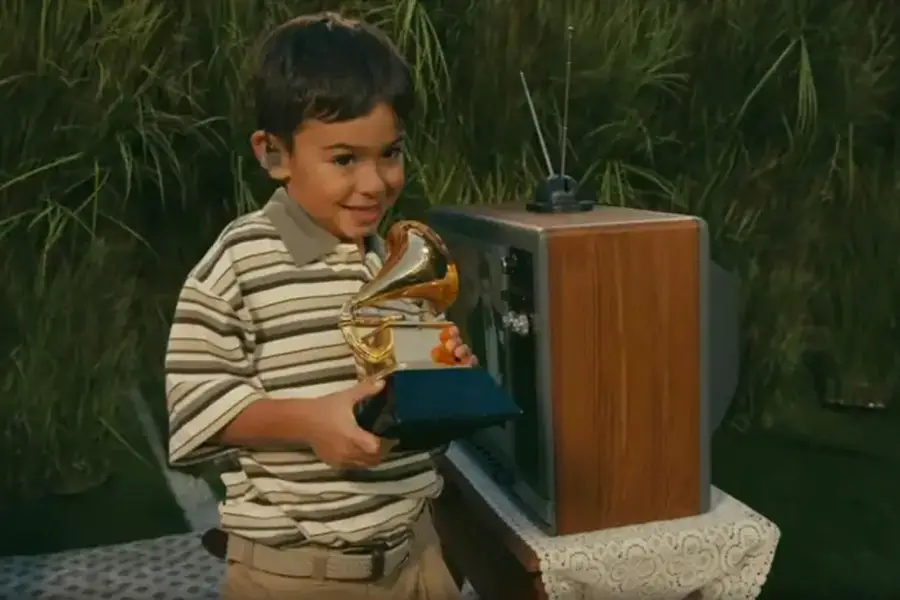 SU NIÑO INTERIOR. Bad Bunny sostuvo uno de sus premios Grammy durante el show, en un guiño a su historia personal y a la perseverancia. / NFL