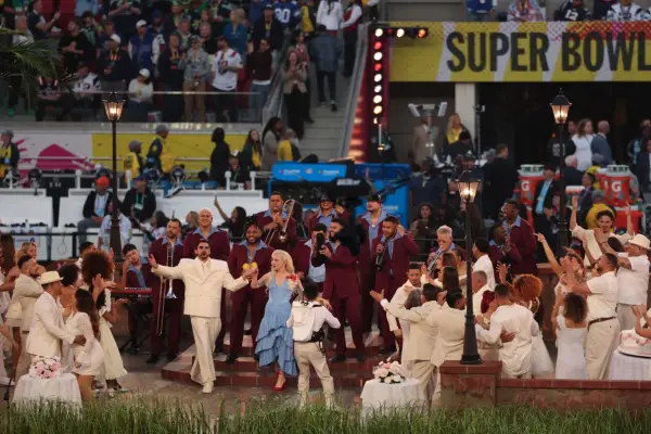 Bad Bunny puso a bailar a su ciudad natal en Puerto Rico