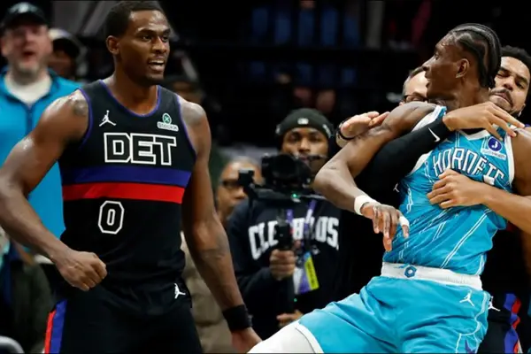 Escándalo en un partido de la NBA: golpes, invasión del campo y cinco expulsados