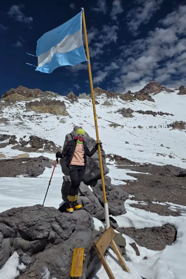 CON LA INSIGNIA. Madariaga y la bandera argentina.
