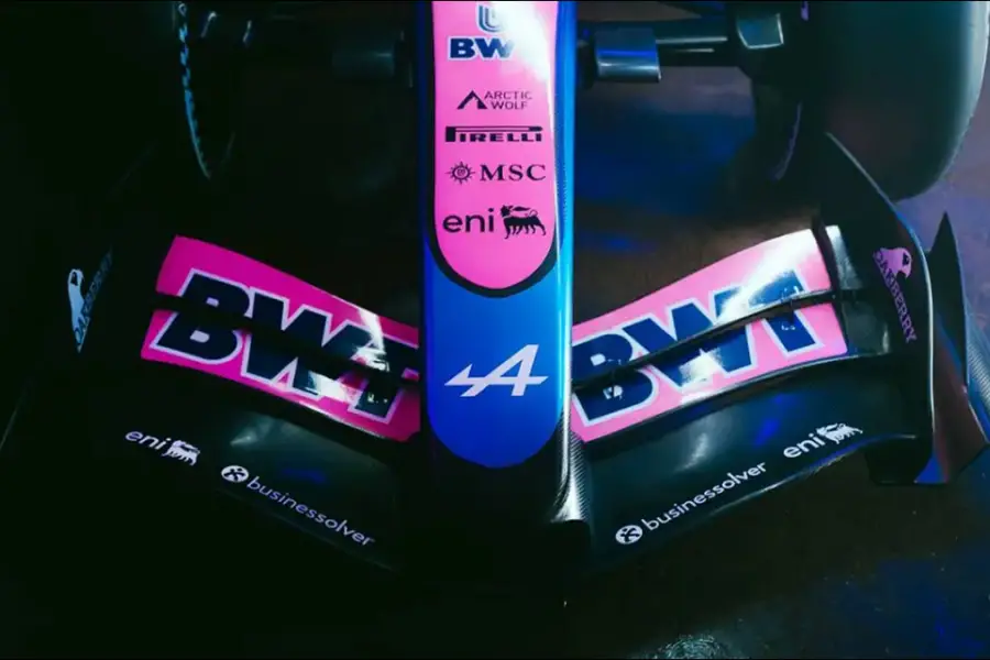 FRENTE. La configuración de la suspensión libera espacio y ordena el flujo desde el primer contacto con el viento.