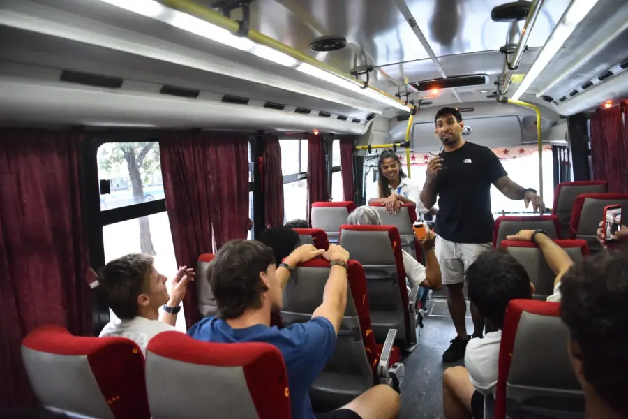 GUÍA TURÍSTICO. Orlando habló sobre la historia de la Plaza Independencia.