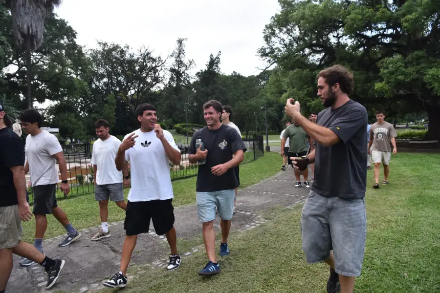 UN VLOG. Mukdise y Macome interrogan a Tomás Elizalde durante la parada en el Reloj Floral.