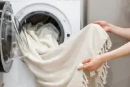 El truco de la cucharada de azúcar para lavar las cortinas y dejarlas como nuevas