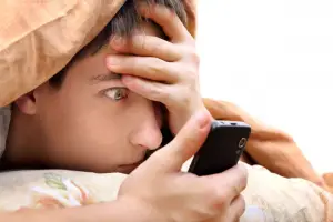 El inicio sexual ya no es un vínculo real, cuando las pantallas reemplazan la piel