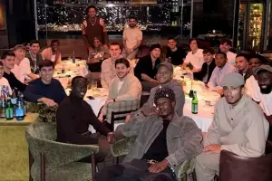 Cena del Real Madrid antes de la Champions: ¿con quiénes compartió mesa Mastantuono?