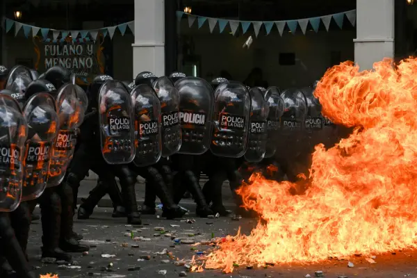 Incidentes frente al Congreso durante la marcha contra la reforma laboral: más de 30 detenidos