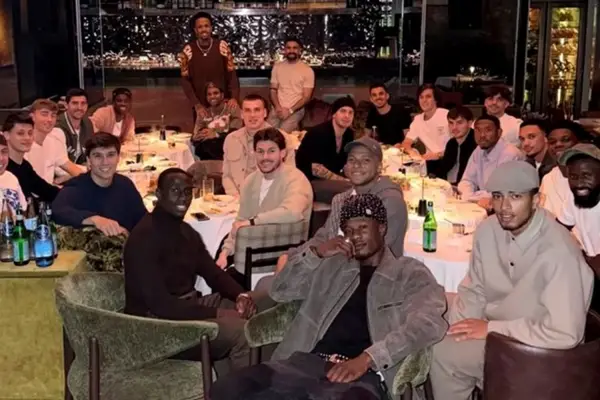 Cena del Real Madrid antes de la Champions: ¿con quiénes compartió mesa Mastantuono?