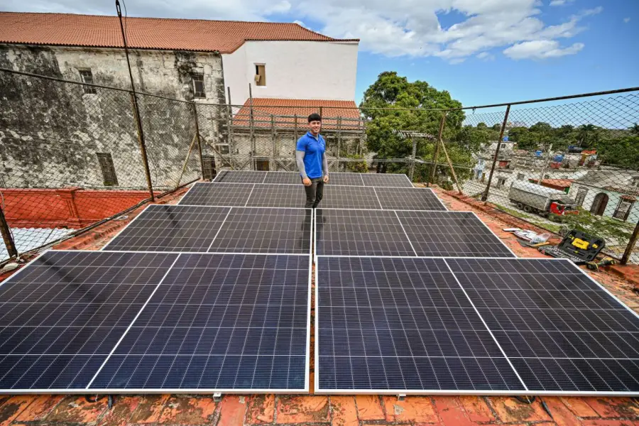 PREPARADOS. Estrada muestra el equipo que instaló para un geriátrico.