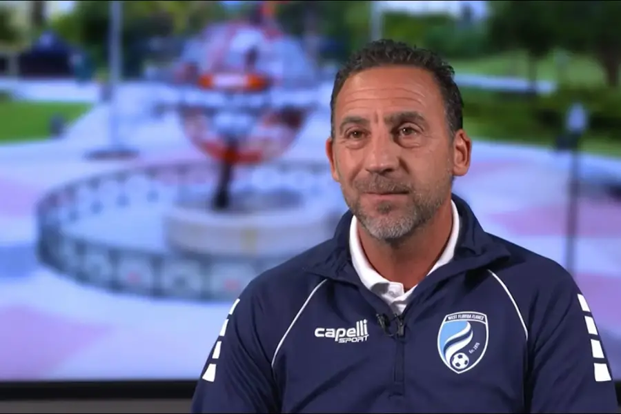 VIGENCIA. Retirado de la NFL, vive en Tampa y trabaja como entrenador en una academia infantil.