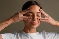 Adiós a los procedimientos intensivos: rejuvenecé tu rostro con 10 minutos de yoga facial