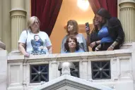 Familiares de víctimas de crímenes cometidos por menores, presentes en el recinto de Diputados