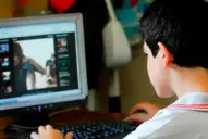 Adolescencia y pornografía: El inicio sexual ya no es un vínculo real, cuando las pantallas reemplazan la piel