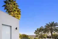 Pileta infinita y vistas panorámicas: así se impone la mansión de Bad Bunny en Los Ángeles