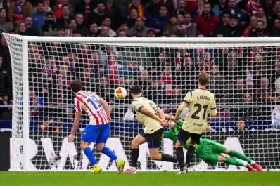 Con un show de Julián Álvarez, Atlético Madrid aplastó 4-0 a Barcelona y quedó a un paso de la final