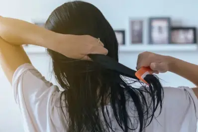 El hábito nocturno que daña tu pelo sin que lo notes