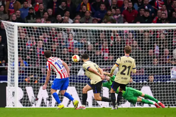 Con un show de Julián Álvarez, Atlético Madrid aplastó 4-0 a Barcelona y quedó a un paso de la final