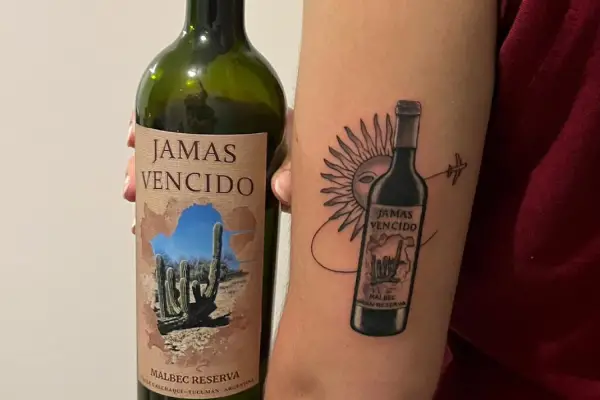 Más que 100 puntos Parker: el mensaje del vino tucumano que terminó tatuado en el brazo de una joven francesa