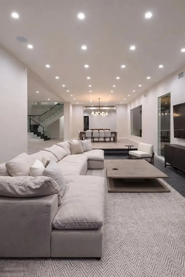 Espacios abiertos, tonos blancos y múltiples livings: así es el interior de la mansión de Bad Bunny en Los Ángeles