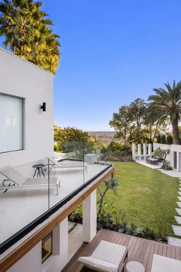 La mansión de Bad Bunny se levanta sobre un terreno de aproximadamente 2.500 metros cuadrados.