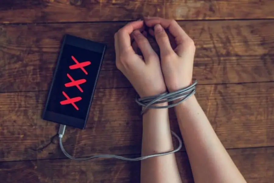 TIEMPO. El consumo de material explícito deja huellas en la mente.