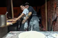 Mientras muchos salen a cenar, ellos celebran San Valentín trabajando codo a codo en su sueño