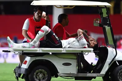 Entró dos minutos y salió lesionado: la impactante imagen de un defensor de River en la derrota ante Argentinos Juniors
