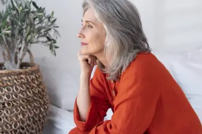 El hábito cotidiano que vuelve amarillas a las canas