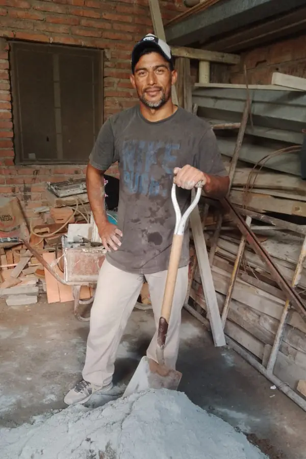 Cielorrasos, mezcla y el sueño del Federal A: el obrero de Tucumán Central que construye su propio destino