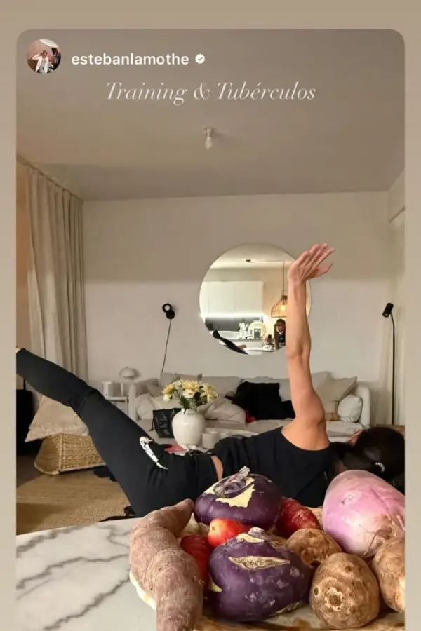 HUMOR Y AMOR: Los tortolitos no pierden el sentido del humor en su escapada.