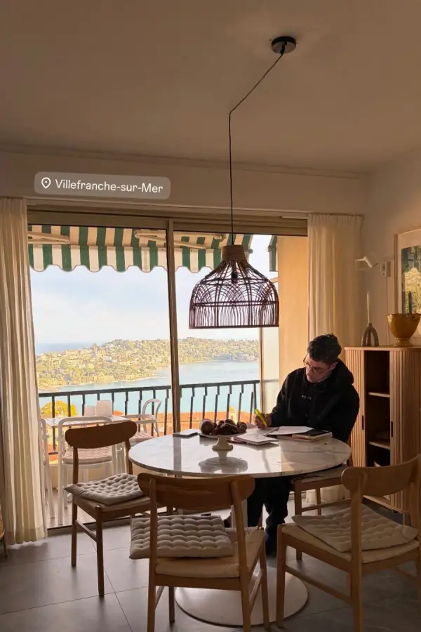 TIEMPO PARA LEER. El actor subraya con marcador flúor una fotocopia. 