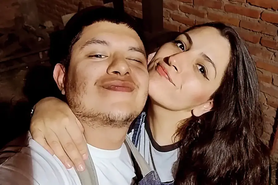 COMPAÑERISMO. Lucas y Paula trabajan codo a codo en el emprendimiento que construyeron en su casa.