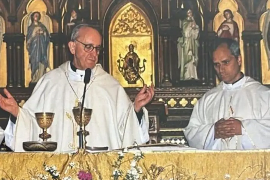 La foto del día en que los papas Francisco y León XIV celebraron misa juntos en Buenos Aires en 2006