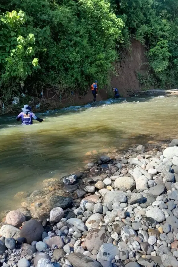 EN PLENA TAREA. Policías buscando a uno de los desaparecidos.