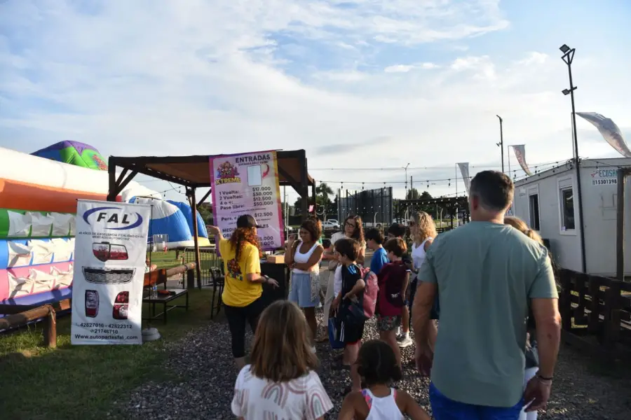 EN LA FILA. Las familias llegan al lugar para jugar en el primer turno.
